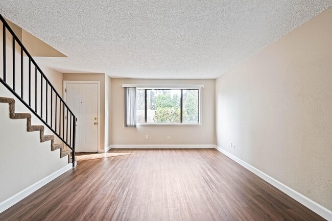 Building Photo - Clean, spacious 2-bdrm/1.5-bath unit in Milwaukie. Private patio, quiet location, designated parking