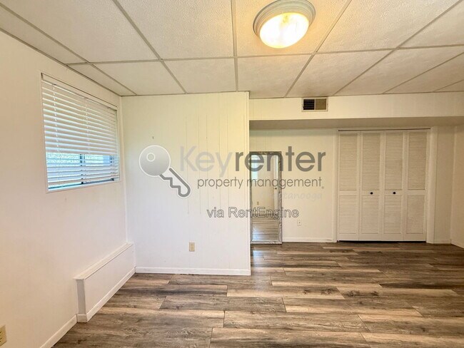 Building Photo - 1406 Highland Way