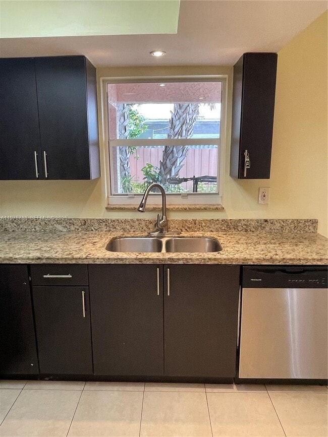 Building Photo - 1024 W 79th St