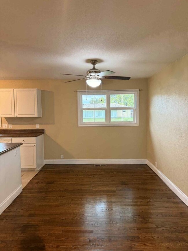 Building Photo - BEAUTIFUL 3 BEDROOM / 2 BATHROOM HOME IN J...