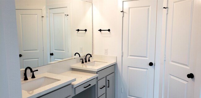 Building Photo - 10611 Hidden Rock Dr