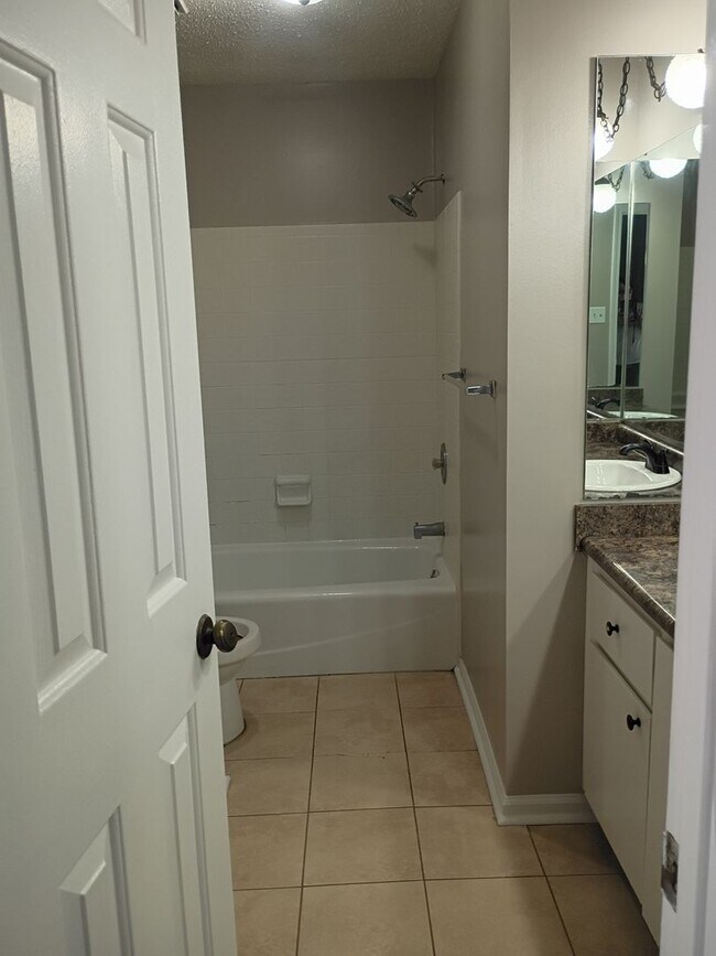 Building Photo - MOVE IN READY