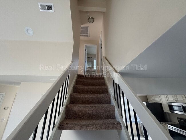 Building Photo - 459 Charter Oak Dr