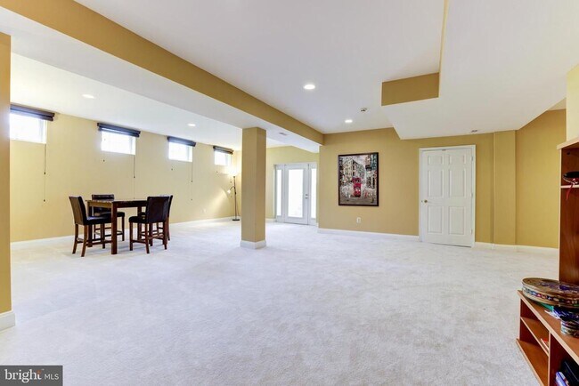 Building Photo - 2945 Oakton Knoll Ct