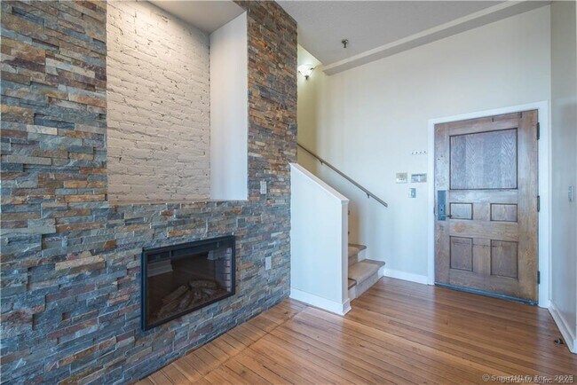 Building Photo - 27 Hillside Pl