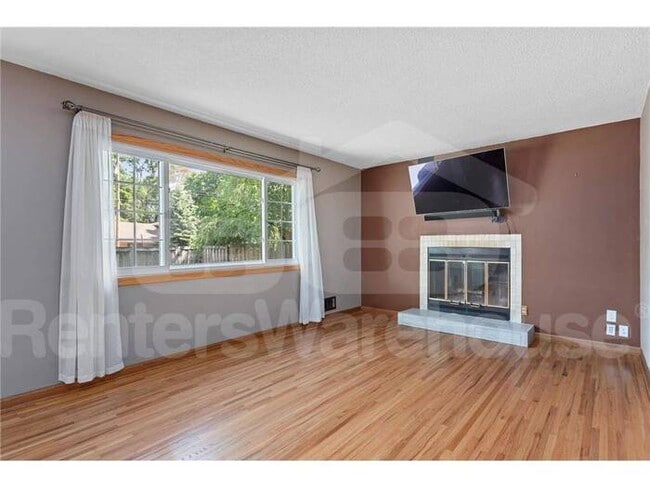 Building Photo - Available 11/1 - very well maintained 4 be...