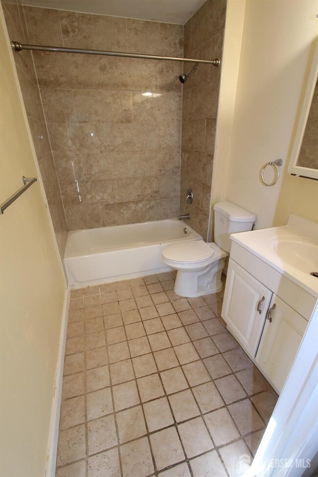 Building Photo - 8201 Tamarron Dr