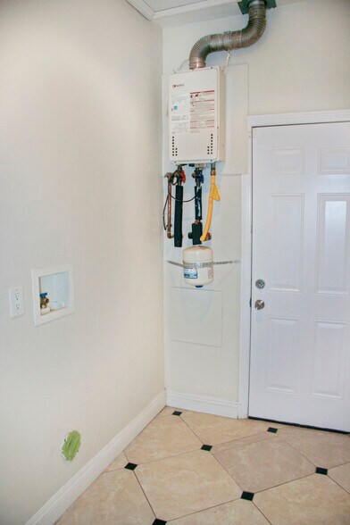 Building Photo - 6071 1/2 Pickford St