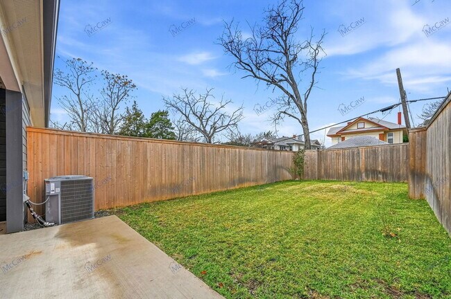 Building Photo - 5633 Side Ave