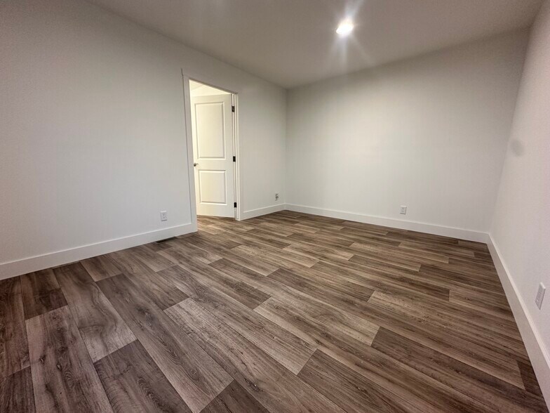 Building Photo - 19 Cavalier St N