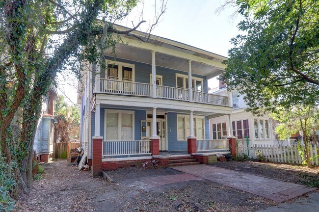 Building Photo - Large Historic Three (of four) Bedroom Apartment