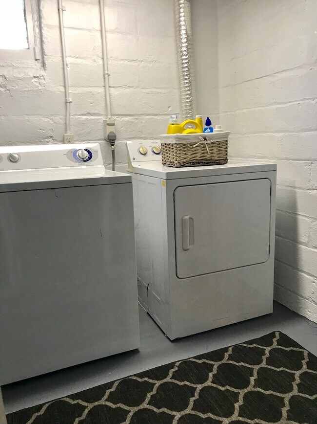 Laundry room (basement) - 4048 Snelling Ave