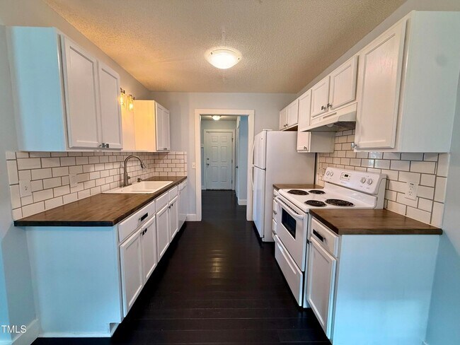 Building Photo - 1000 Meadowgreen Dr