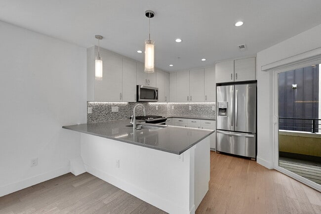 Building Photo - $3,495 = 2 Bed, 2 Bath Townhome in Denver ...
