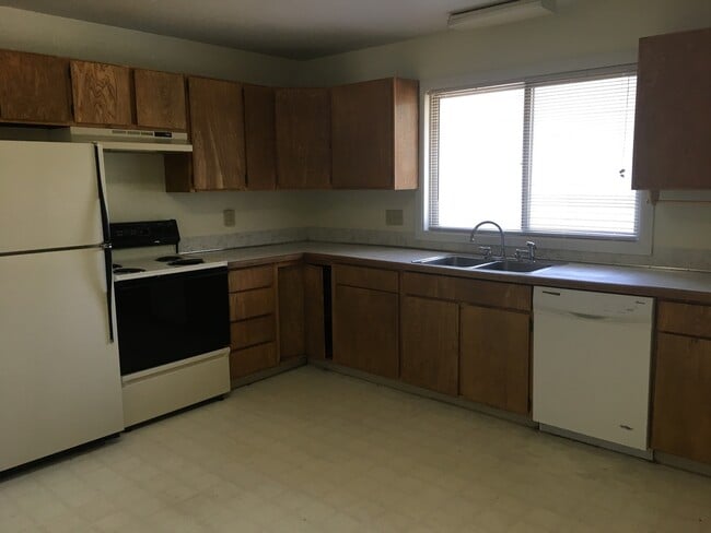 Building Photo - 3 Bedroom 1 Bathroom Duplex