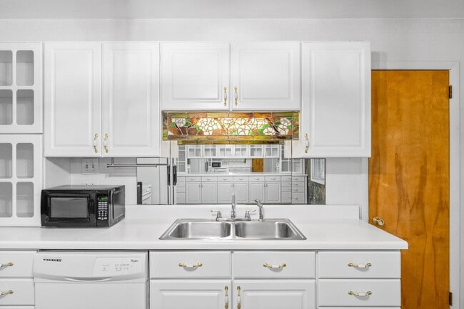 Building Photo - 3 Bedroom Pet Friendly Home For Rent With Finished Basement!