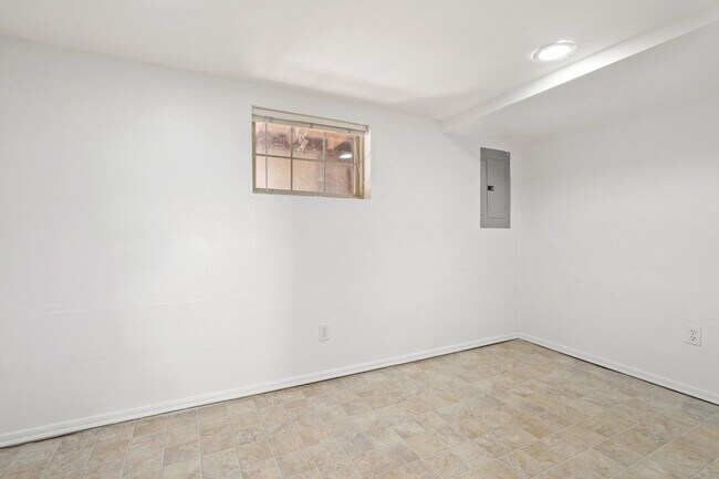 Building Photo - 709 McKenzie Ave