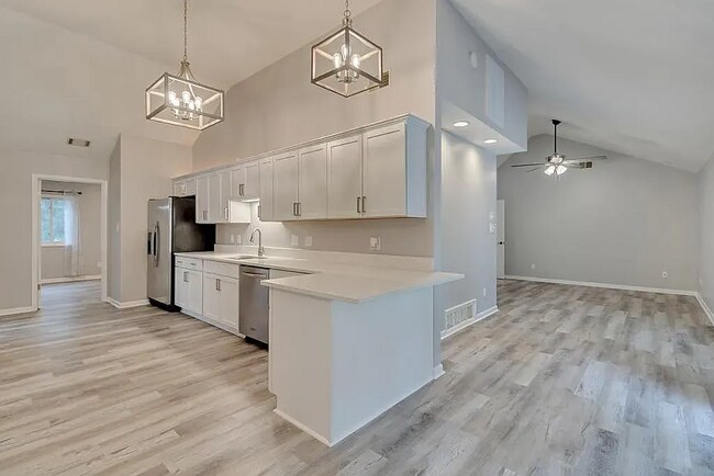 Building Photo - $500 co-op feet to any agent who brings a qualified/approved applicant to rent this home. Beautif...