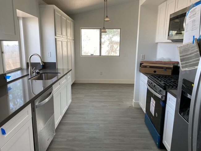 Building Photo - East Lancaster 4+2