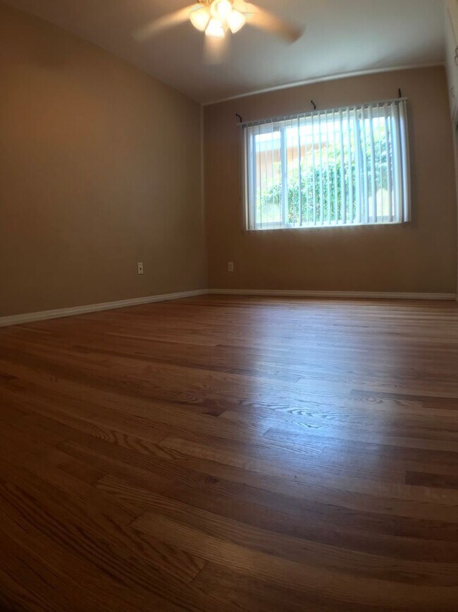 Building Photo - BEAUTIFUL WOOD FLOORS IN THIS- 5 BED 2 BATHROOM- Includes maid service