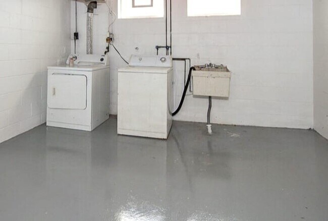 Building Photo - FULLY FURNISHED ACED 3 BED 1.5 BATH SINGLE FAMILY HOME IN BEAUTIFUL MAPLE HEIGHTS!