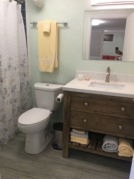 Full BR w/ tub/shower combo - 1060 Seaboard Ave NW
