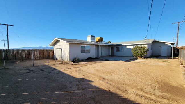 Building Photo - Nice 3 bedroom / 2 bathroom House with lot...