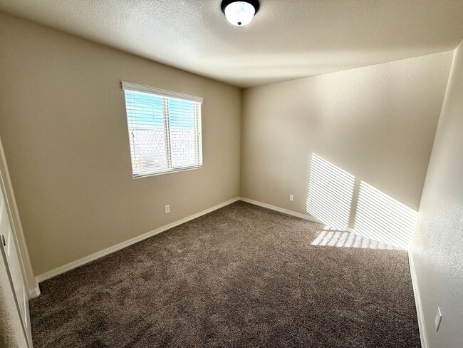 Building Photo - Great 4 Bedroom Home with Drive Through Side Gate! *HOME IS CURRENTLY OCCUPIED, PLEASE DO NOT DIS...