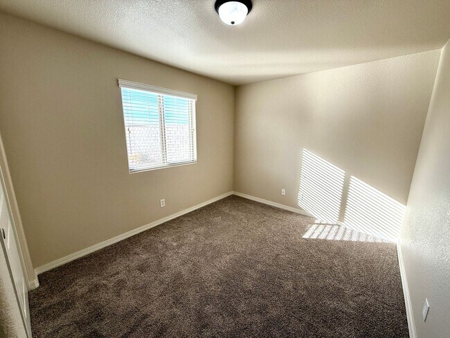 Building Photo - Great 4 Bedroom Home with Drive Through Side Gate!