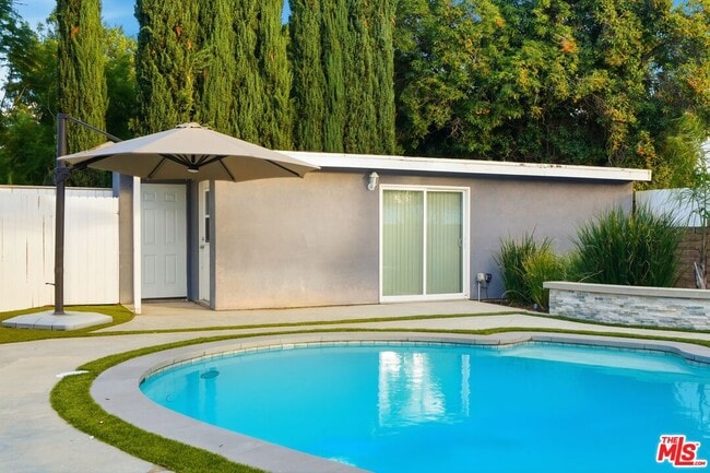 Building Photo - 15040 Hamlin St