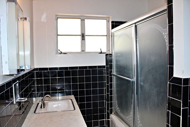 Building Photo - Spacious home Move-In Ready