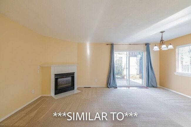 Building Photo - Two Bedroom Duplex in Great Neighborhood, Close to Schools! Pet Friendly!