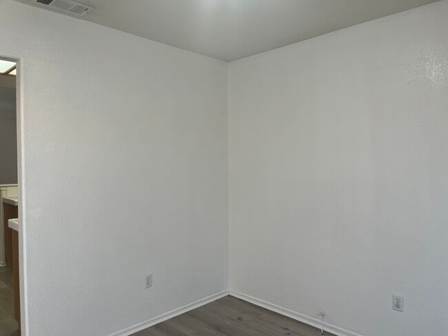 Building Photo - 3 bedroom 2 bathroom Home available in Vic...