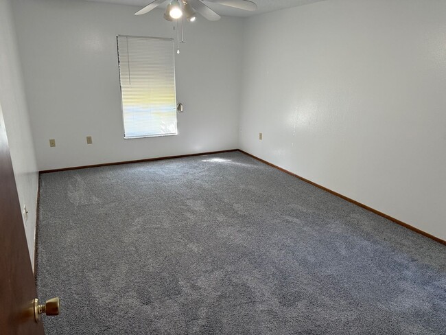 Building Photo - NICE TWO BEDROOM TWO BATH HOME IN GREAT NEIGHBORHOOD !!!!