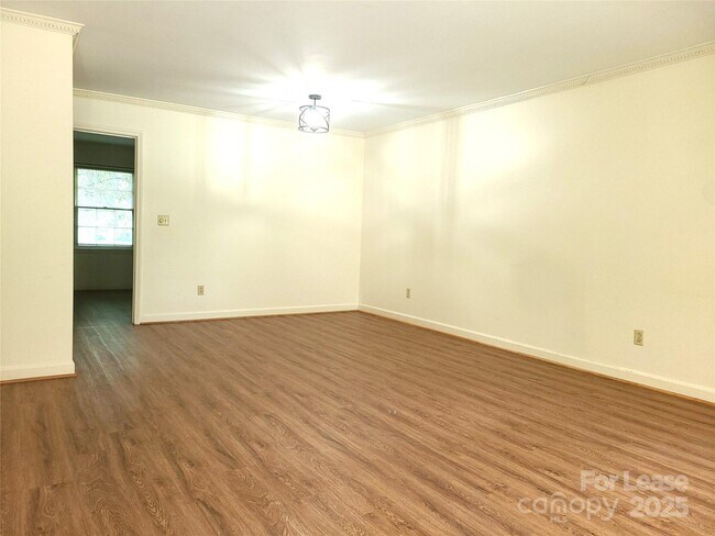 Building Photo - 2141 Selwyn Ave