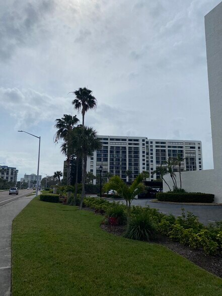 Building view from Gulf Blvd - 1460 Gulf Blvd