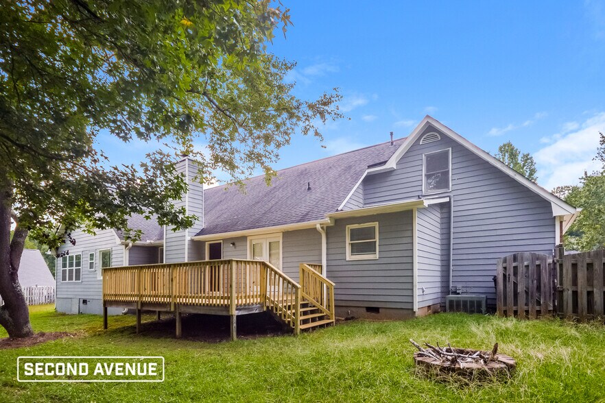 Building Photo - 4830 Thornwood Dr
