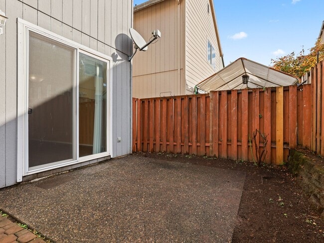 Building Photo - 3 Bed Home w/Recent Updates Attached Garag...