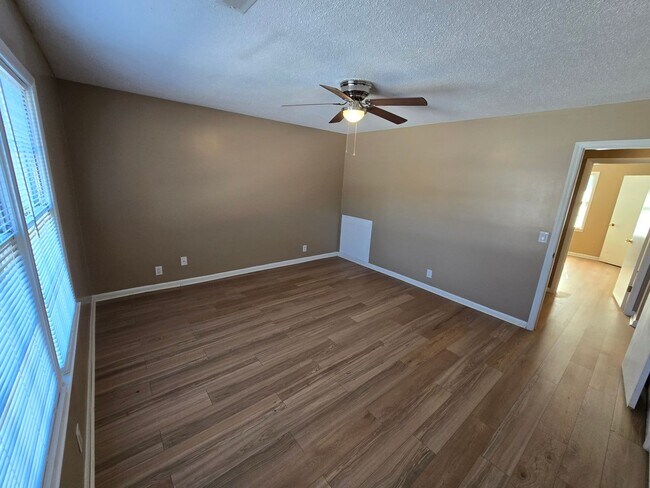 Building Photo - 2 bedroom 1.5 bath condo now available for rent in Dalton, Ga