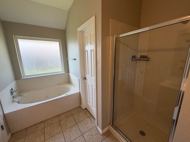 Building Photo - 411 S Pointe Ln