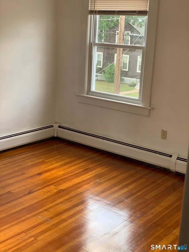 Building Photo - 10 Bank St