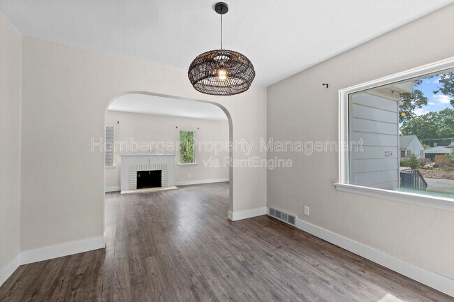 Building Photo - 807 E 40th Ave