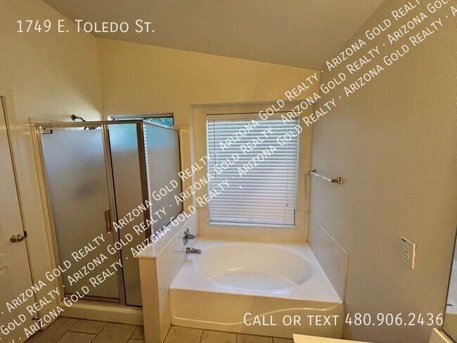 Building Photo - 1749 E Toledo St