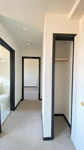 Building Photo - 3933 N Clarendon Ave