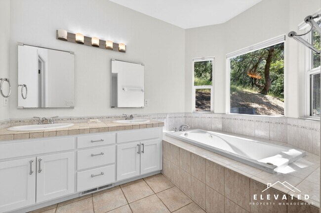 Building Photo - 9400 Chalk Hill Rd