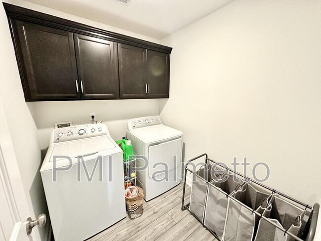 Building Photo - 1059 Ashcroft Cir