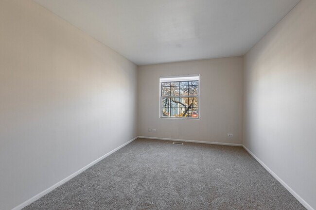 Building Photo - 237 Acorn Dr