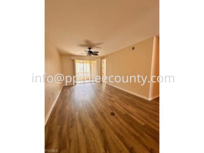 Building Photo - Fantastic totally renovated 2 bedroom 2 bath condo in Van Loon Commons.