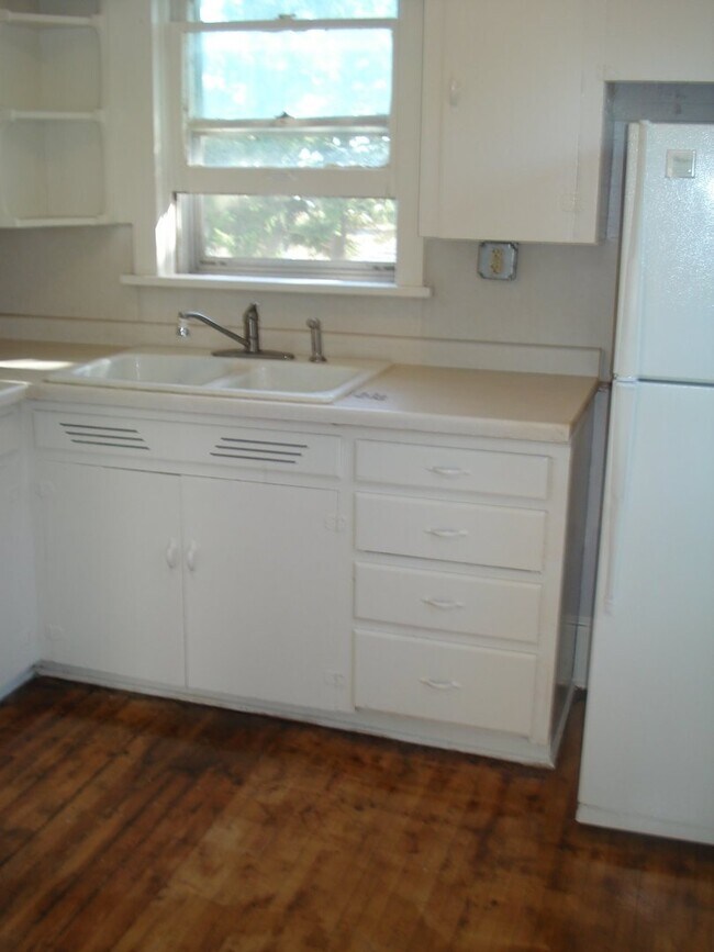 Building Photo - 204 Burr