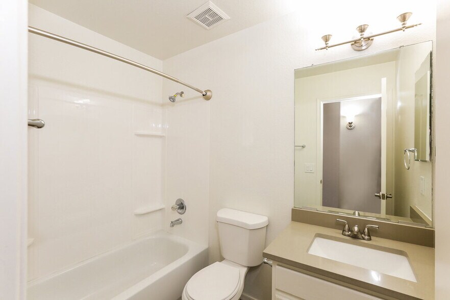 Building Photo - 1058 S Sierra St